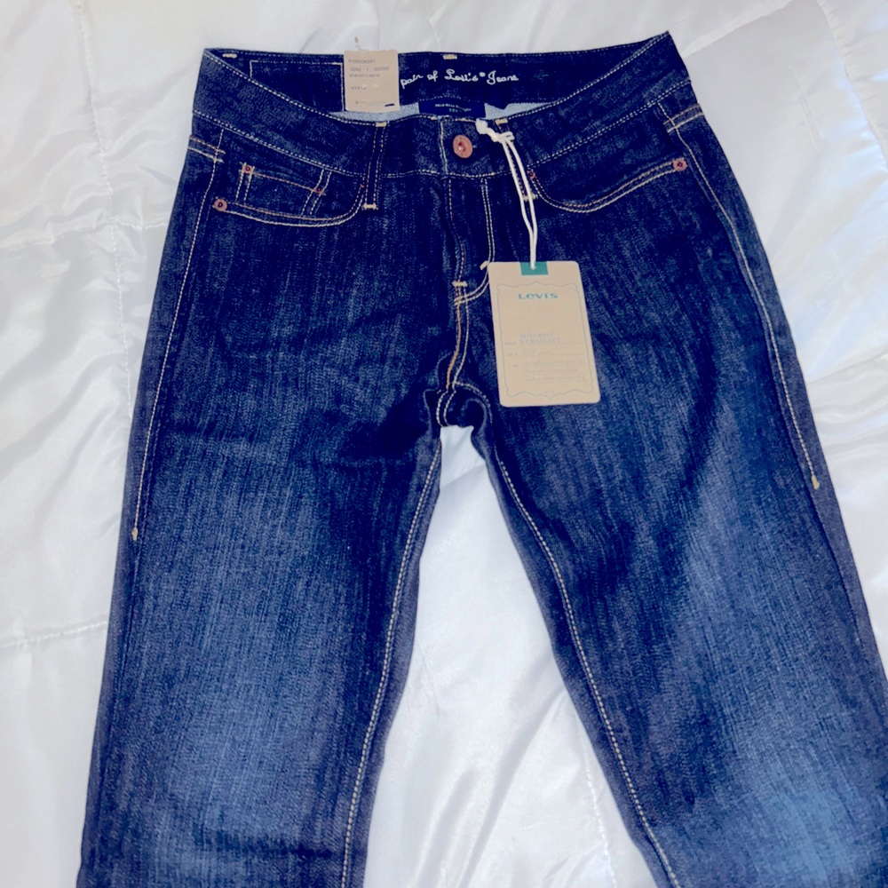 One pair of Levi’s Eco size 0L W25 style 552 mid rise straight women’s jeans.